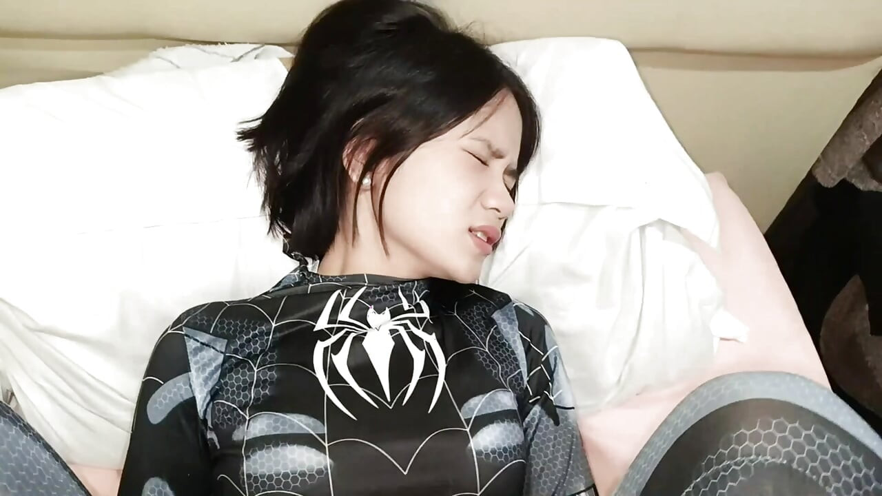 Spidergirl κάνει ό,τι χρειάζεται για να χύσω - Πορνό παρωδία