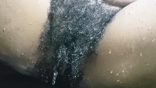 Selbstgedrehter sex unter dem wasserfall, heiße ehefrau, große muschi und behaarte muschi in nahaufnahme, tragen