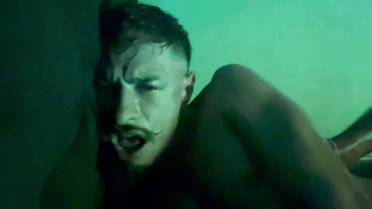 ADORO DAR TODO O CONTROLE PARA MEU XXL MACHO E COMEÇO A SEGURAR ATÉ ELE NÃO AGUENTAR MAIS