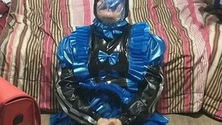 La cameriera sissy in lattice di pvc fa un breve gioco di respiro e vibratore