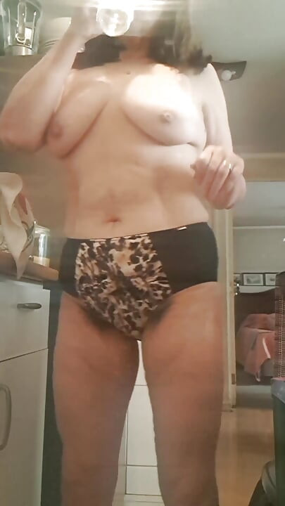 Stepmom in the Kitchen Wanting to Be Fucked