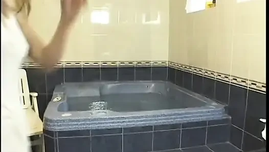 Gadis remaja imut bisa santai dan meregangkan memeknya di bak mandi air panas