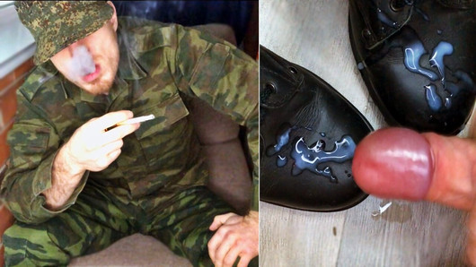 Un soldat baise un jeune gay et jouit sur ses bottes. L'homme gémit. Mots cochons. fumer