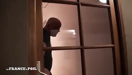 Sütlü memeli tombul sürtük götünü siktirmeden önce mastürbasyon yapıyor