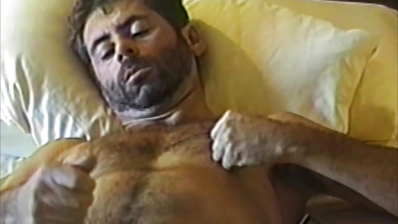 Semental musculoso acaricia su polla gruesa lentamente