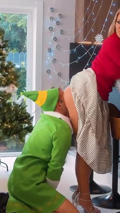 Merry FreeUse Christmas! Milf Stepmom Teaches Horny Stepson And Shy Stepdaughter How To Fuck | Clip 1