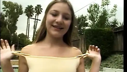 Dik memeli güzel kız aurora snow havuzun yanında muzlu yoğurt alıyor