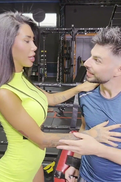 Un threesome foarte fierbinte în sala de sport cu antrenorul meu și iubita lui