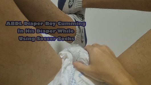 Abdl diaper boy gozando em sua fralda enquanto usa meias esportivas