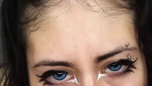 Aku lagi asik nyepong kontol pacarku waktu cowok ini datang ke rumahku - sepong kontol amatir sampai telan sperma