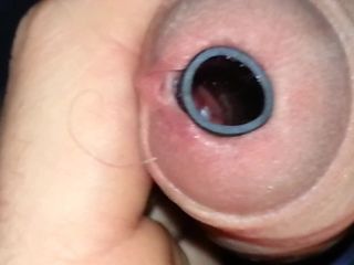 尿道管-精液で私のおしっこの穴の中を覗く