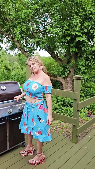 Real TOPLESS MOMMY Enjoying the Summer Barbecuing with her Mature MILF BIG TITS Out in the Sunshine