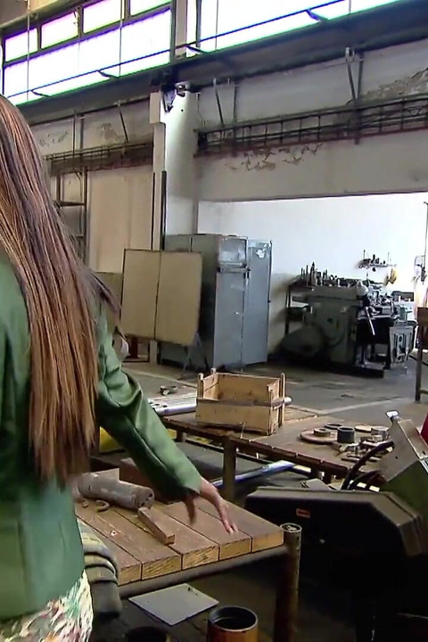 Jasmine Seduces Mike in Garage Sex