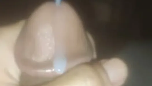 Une Malaisienne masturbe une grosse bite jusqu’à la fontaine plusieurs fois, son sperme sort beaucoup à droite
