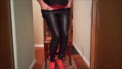 Sl4ua Holly dalam kulit faux dan kasut tumit merah