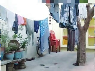 Koupání na dvoře s vytaženým spodním prádlem