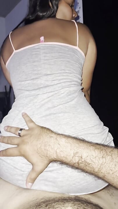 Ma demi-sœur se réveille chaude et me baise seule