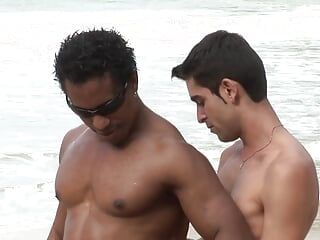 Ateşli eşcinsel erkeklerle vahşi plaj sikişi