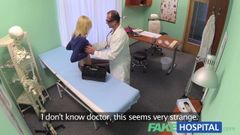 Худа блондинка у фейковій лікарні приймає поради лікарів