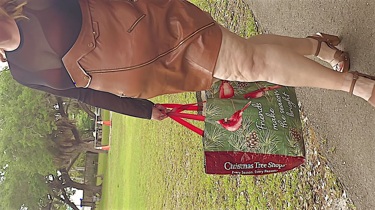 Terus menatap pantat besar gemuk putih saya yang berair, kaki tebal dan peha sehingga awak mula merintih & memancut mani