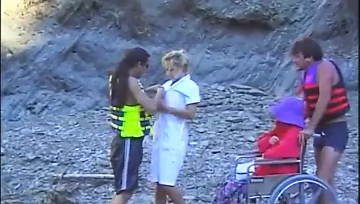 Трах в тройничке на пляже