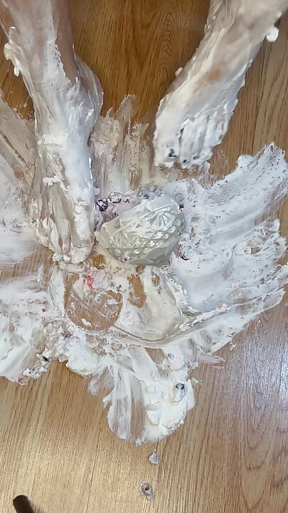 Igram se nogama sa zdjelom šlaga za voće