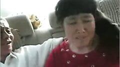 Un vieux chinois baise une femme mature