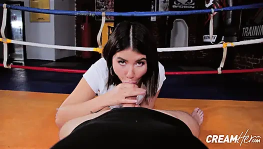 Dee si cewek hot rambut cokelat lagi asik pamer tubuh bahenolnya sebelum dientot habis-habisan