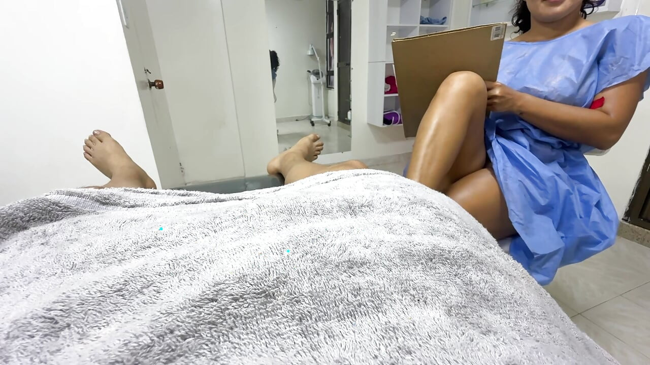 I went to the doctor for knee pain and she grabbed my cock