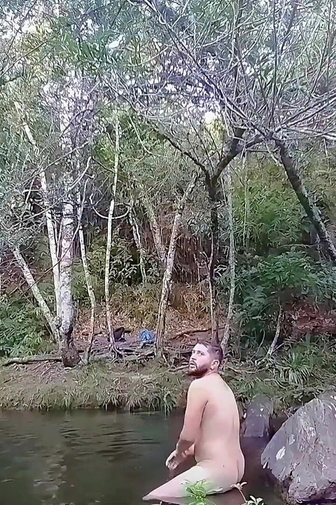 Aku pergi ke air terjun dan pamer badannya sebelum ada yang mergokin aku.