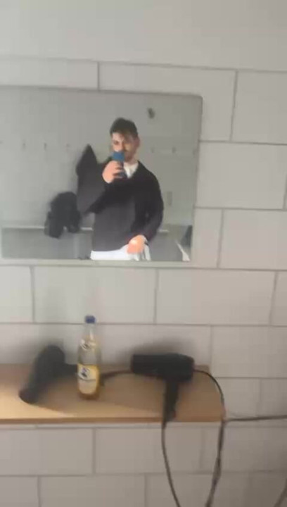 Jeg pakker min store pik ud i omklædningsrummet!!