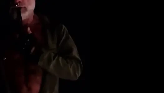 Üvey baba piposunu içiyor