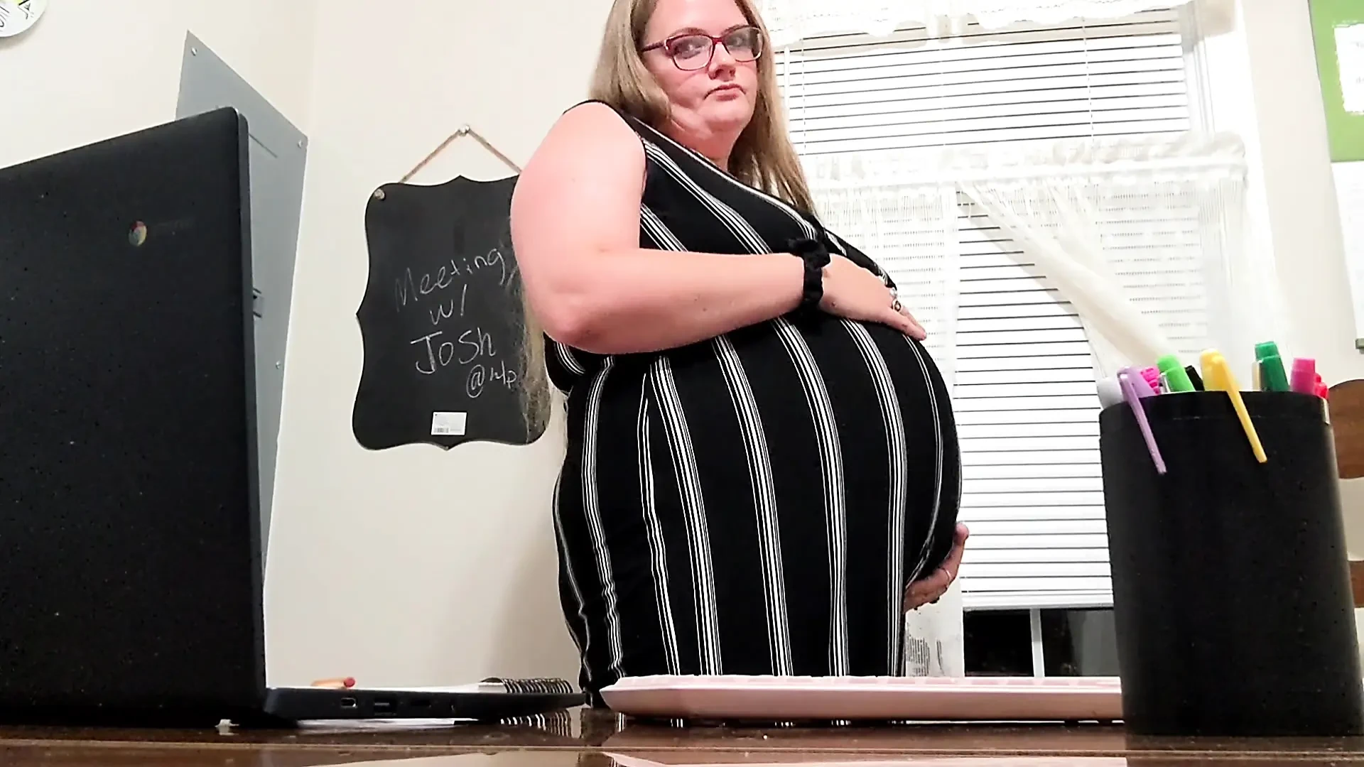 你的老师在她的办公室给你撸管，并透露你怀孕了她！