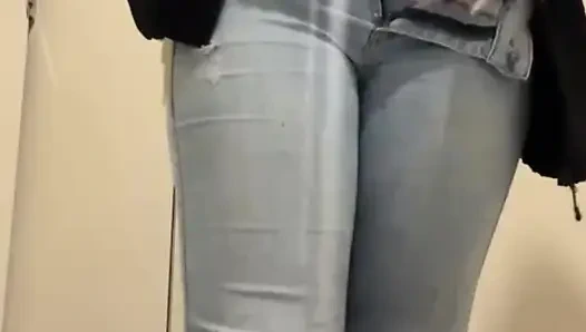 Mädchen mit einem großen arsch wackelt in der Öffentlichkeit