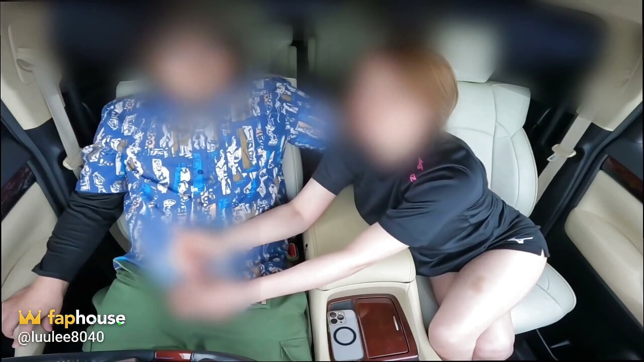 El marido está mirando el juego. Una mujer casada se apresura a dar un en el auto