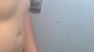 Mastrubowanie pod prysznicem na kempingu
