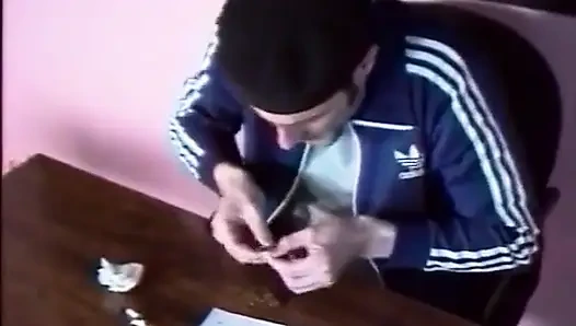 Gadis remaja seksi dengan memek berbulu seks anal di seks threesome