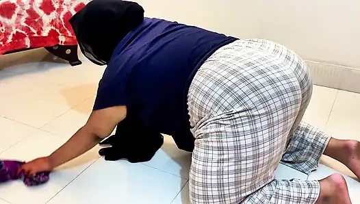 Ibu tiri muslim dengan pantat bahenol terjebak di meja teh sampai lubang pantatnya dientot habis-habisan sama orang asing - memek lebar