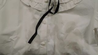 Hübsche weiße Bluse als Spermalappen benutzt
