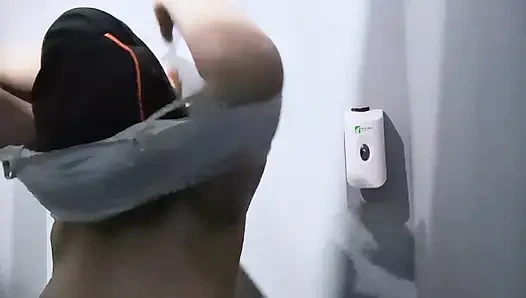 Güzel erkek arkadaşım için umumi spor salonu banyosunda duş yapıyorum - minokiiko