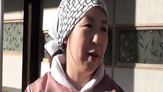 A076G02 Kırsalda eğlencesiz yalnız yaşayan olgun bir kadın kamera önünde saksıyor ve zengin seks yapıyor!