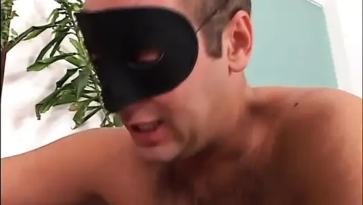Wunderbare vollbusige amateurin maskierte MILF mit perfektem körper von riesigem schwanz gefickt und in den mund gespritzt