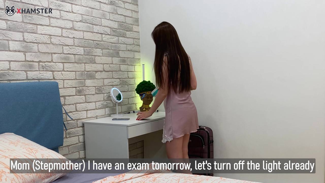 继母和继子在酒店房间共用一张床