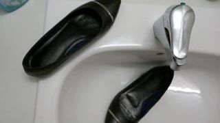 Mijo no sapato dos colegas de trabalho (sapatilhas)