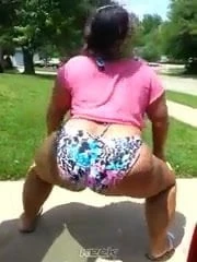 Sexy Latina Mama Popping that Bubble Butt