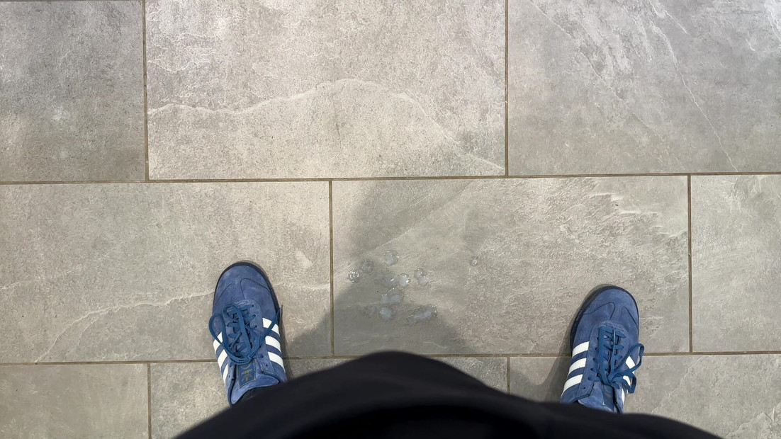 公共撸管 - 在超市射精 - 射在地板上