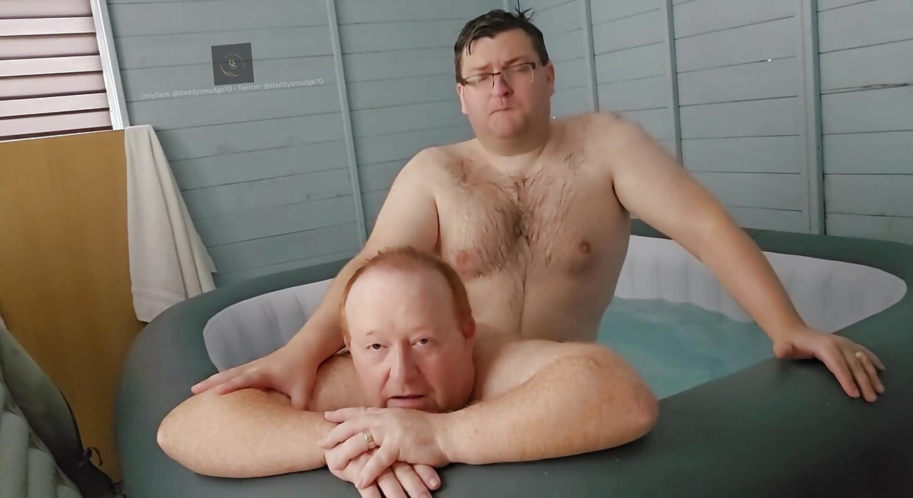 Gay jebe susjedu u hidromasažnoj kadi