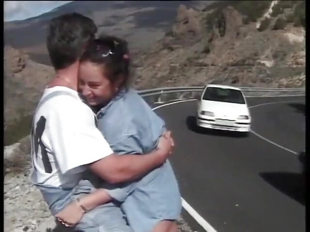 Sex pe drum pentru curve mature care suge pula unor șoferi