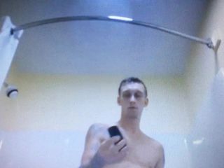 Schlanker hungriger Typ in der Dusche zeigt sein heißes Arschloch