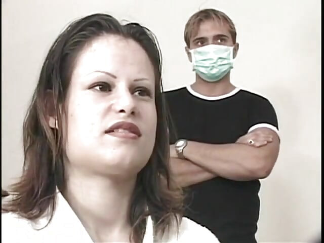 Δύο αμφιφυλόφιλοι άντρες νοσοκόμοι καυλώνουν με ένα νεαρό μωρό στο ιατρείο